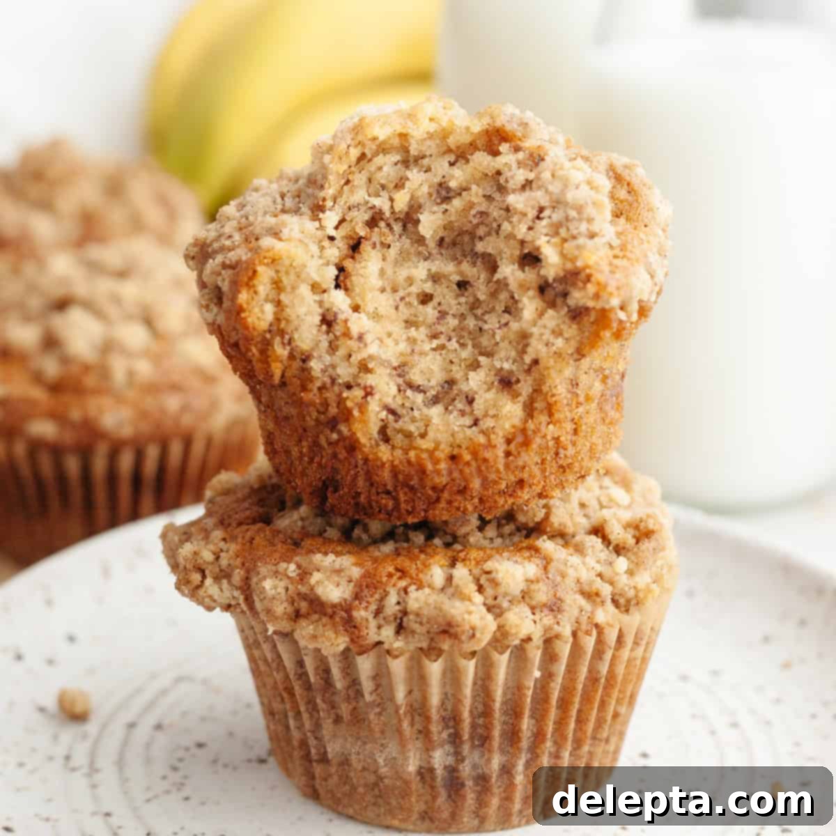 Cinnamon Crumble Banana Muffins 1 featured 19314
