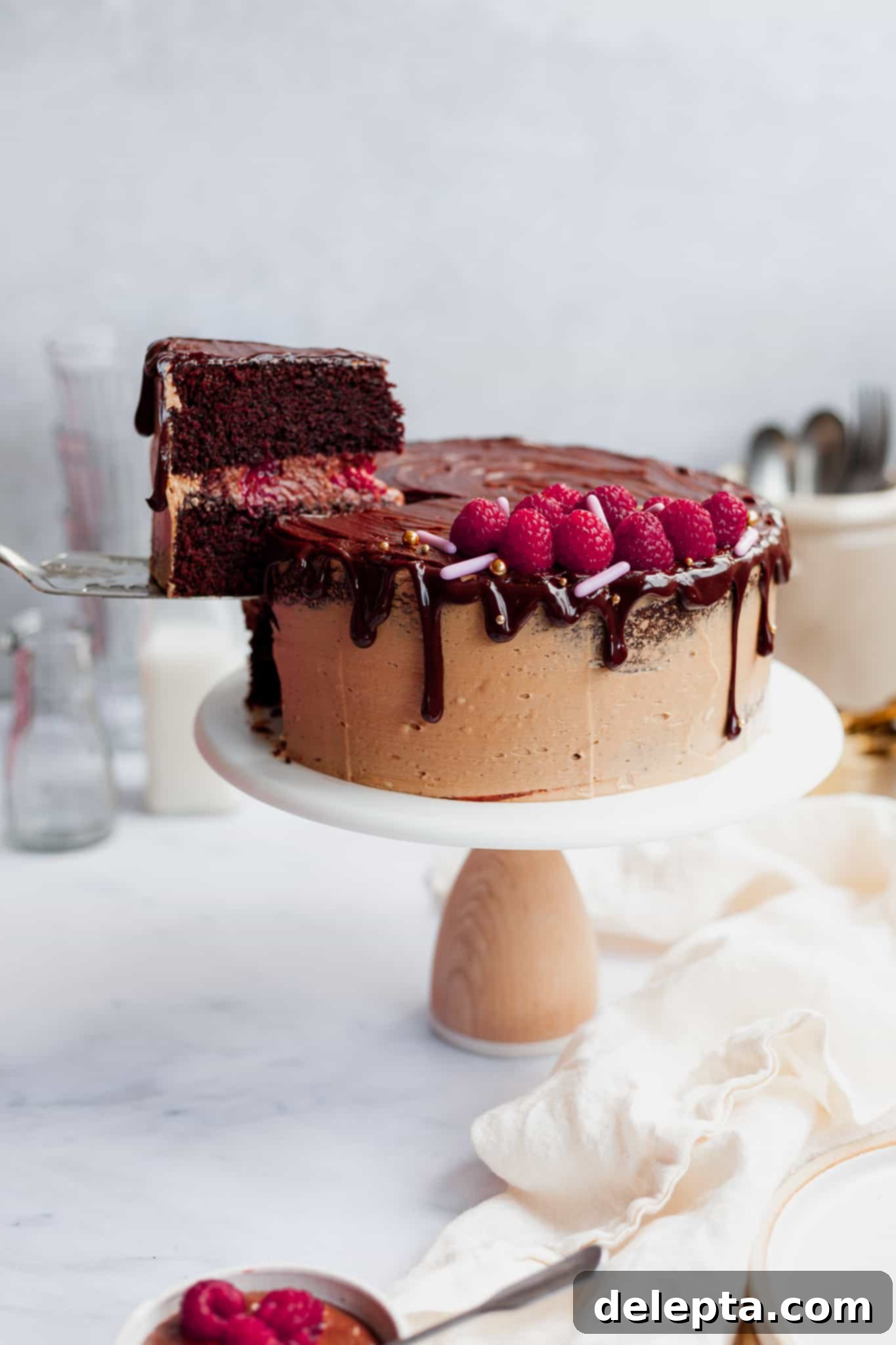 Chocolate Raspberry Drip Cake 1 featured 696